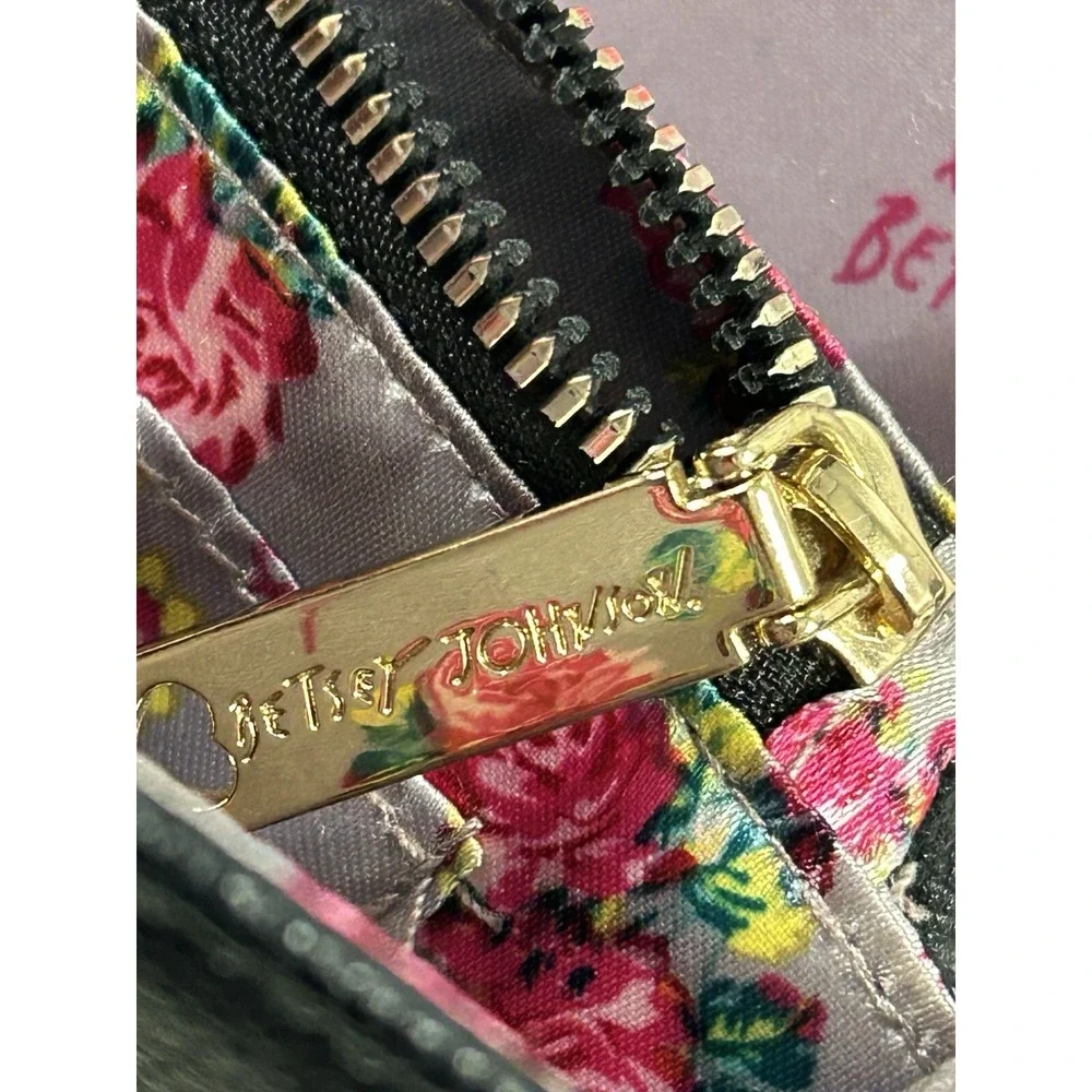BETSEY‎ JOHNSON Crossbody Bag Purse Kiss Lips Snap Closure